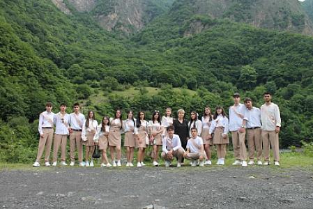 Qaxda bir sinfin bütün şagirdləri universitetə