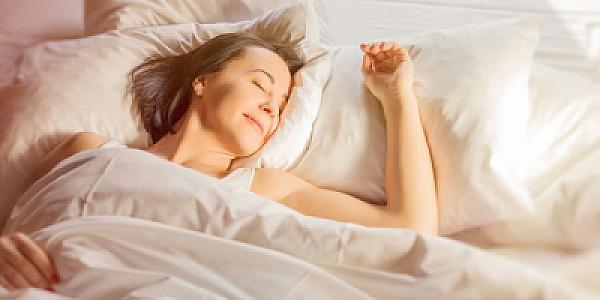 İşıqlar yanılı olarkən yatmaq