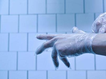 Həkimlər kişinin gözündən