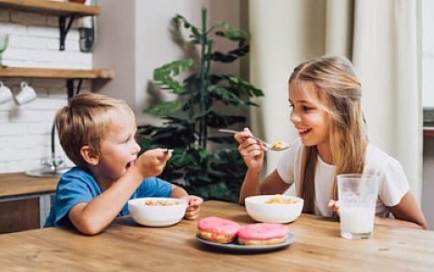 Səhər yeməyi yeyən uşaqlar