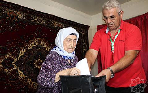 104 yaşlı seçici də səs verdi - Foto