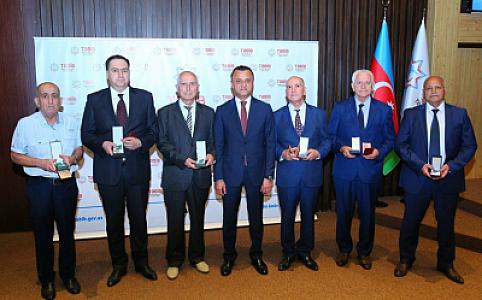Prezidentin sərəncamı ilə təltif edilən tibb işçilərinə mükafatlar təqdim olunub