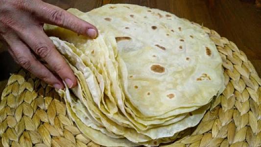 Lavaş yeyən bir ailənin dörd üzvü