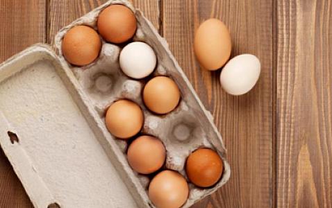 Mağazada satılan yumurtaların üzərindəki