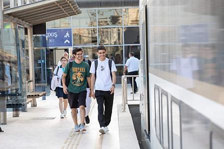 Vağzal və stansiyalarda