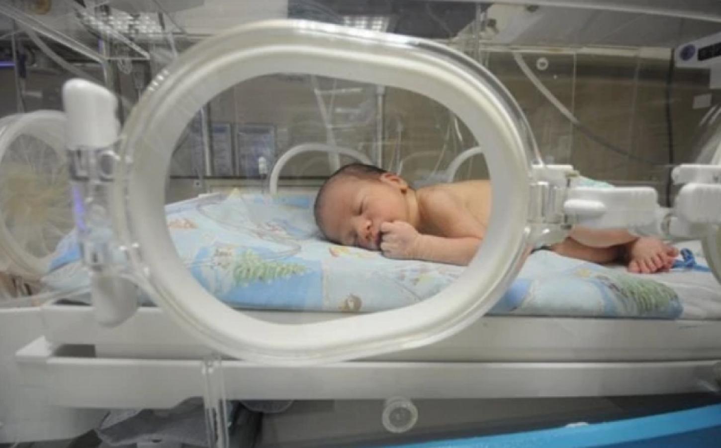 Vaxtından əvvəl doğulan körpələrin küvəzlərdə saxlanılması