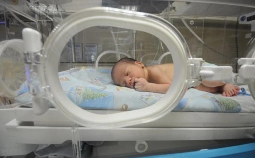 Vaxtından əvvəl doğulan körpələrin küvəzlərdə saxlanılması
