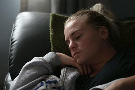 Arxası üstə, yoxsa üzü üstə yatmaq: Hansı daha sağlıqlıdır? -