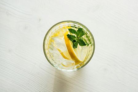 Səhərlər limonlu su içməyin faydaları -