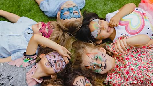 Uşaqların üzünün rənglənməsi