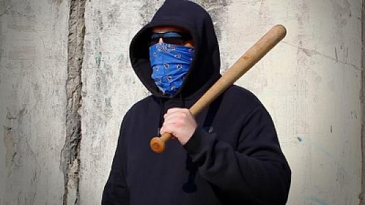 Stomatoloq adamların dişini qırmaq üçün