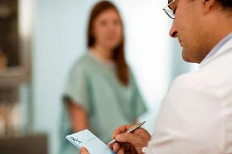 20 il ərzində 87 pasiyenti zorlayan kişi ginekoloq