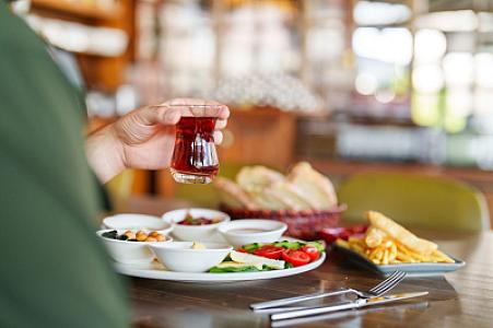 Çay içərkən yanında bunu qəti yeməyin: