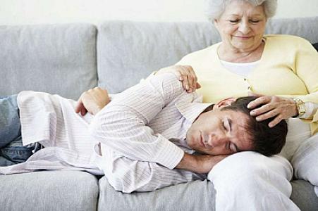 Anasının ətəyini buraxa bilməyən