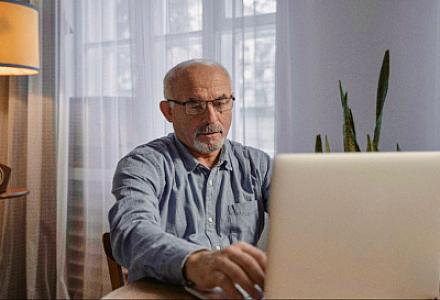 İnternetin 50 yaşdan yuxarı kişilərin psixi sağlamlığına