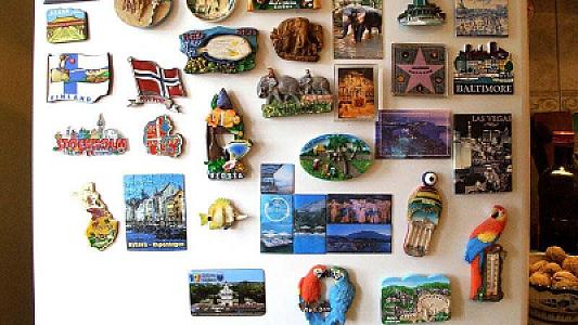 Soyuducunun üzərinə yapışdırılan maqnitlər -