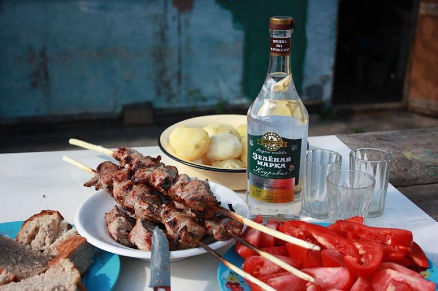 Araqla kabab yeyən