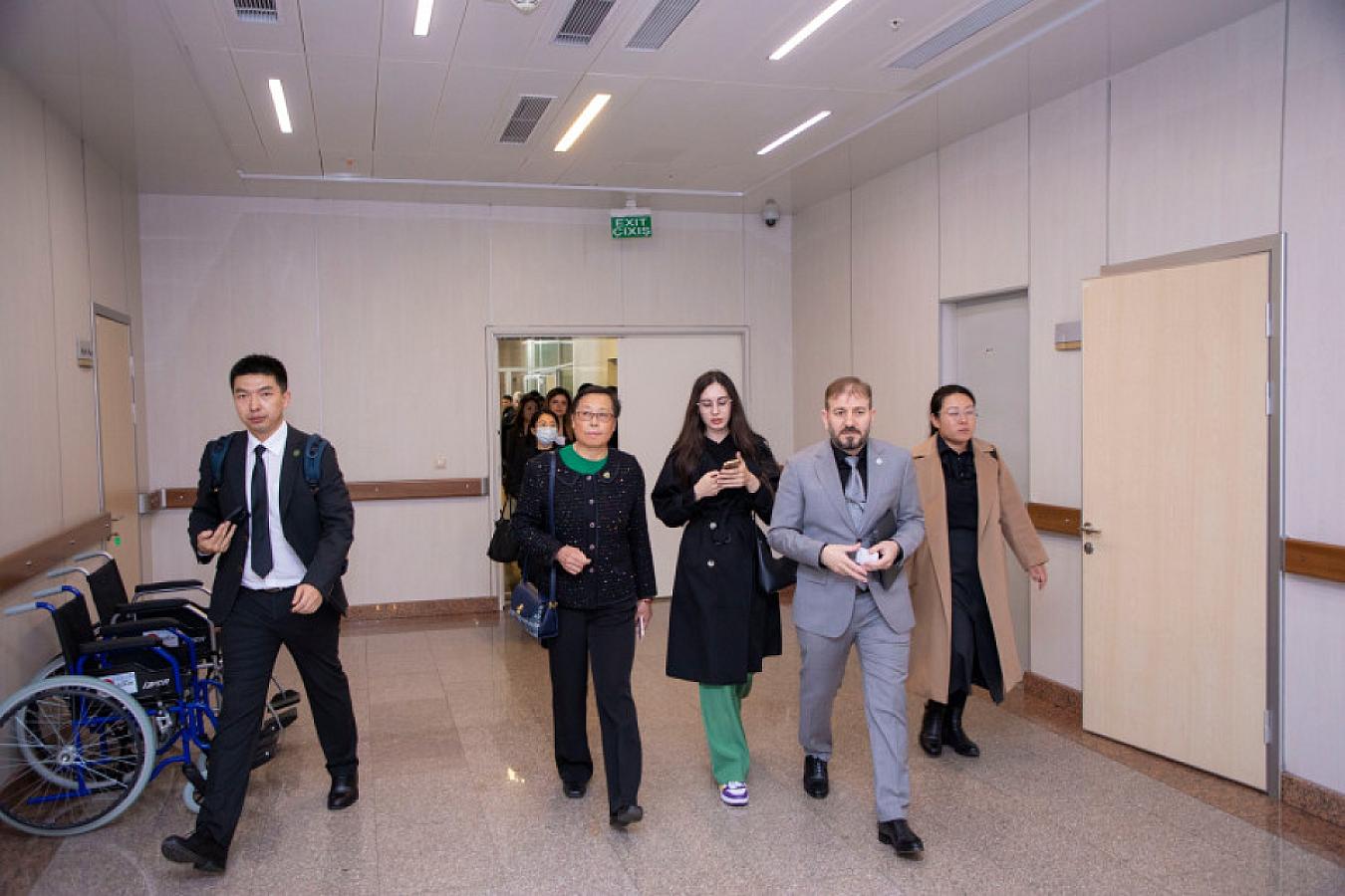 Çin nümayəndə heyəti Yeni Klinikanı ziyarət etdi + FOTOLAR