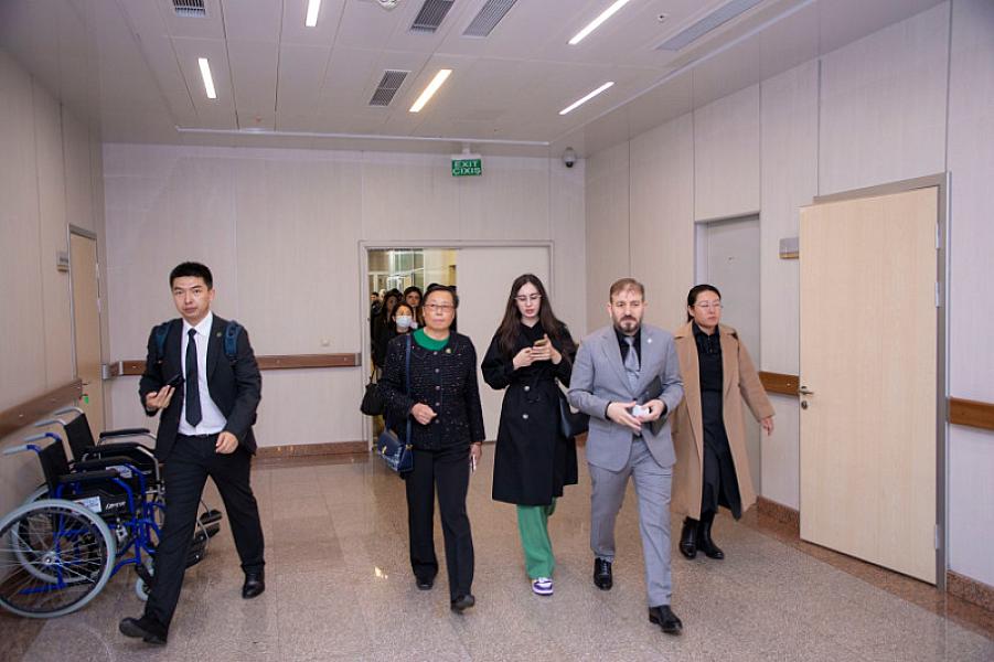 Çin nümayəndə heyəti Yeni Klinikanı ziyarət etdi + FOTOLAR