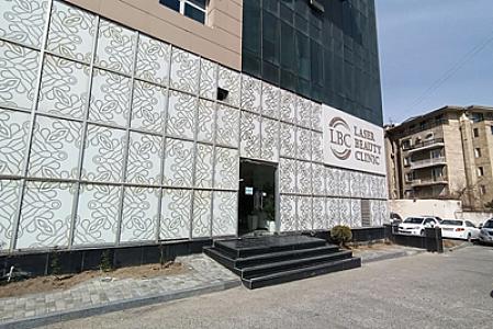 Bakıda estetik klinika BAĞLANIR: Baş həkim telefonu yoxlamaya gələnlərin