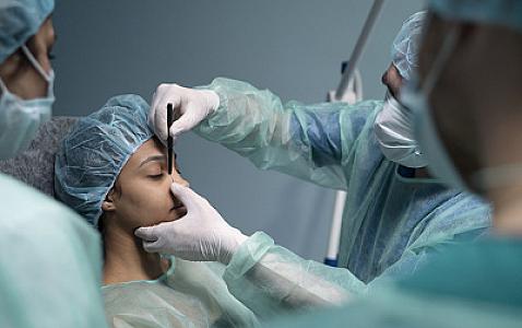 Plastik cərrahlarla bağlı Xüsusi Təftiş Komissiyası