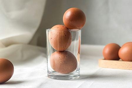 Ruslar özlərinə çiy yumurta və sperma vururlar: