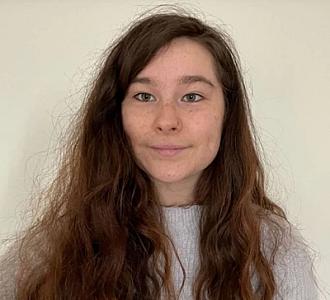 1 ildir başını yumayan gənc qadın: