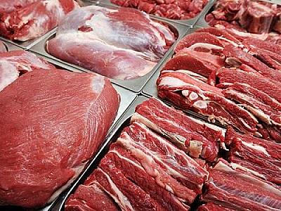 Təzə kəsilmiş əti yemək