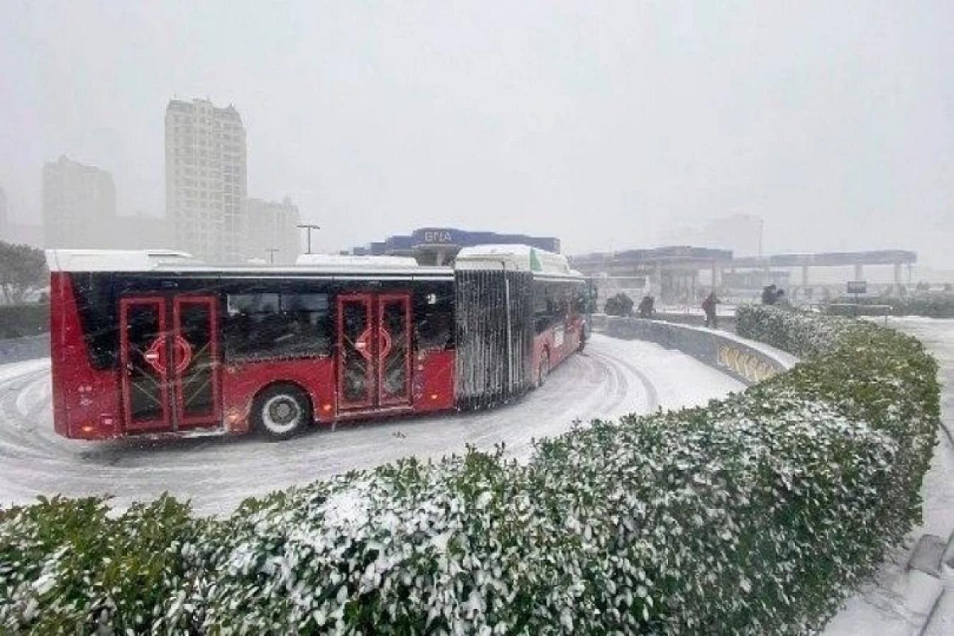 Qarlı havada 40-dan çox avtobus qəzaya düşüb -