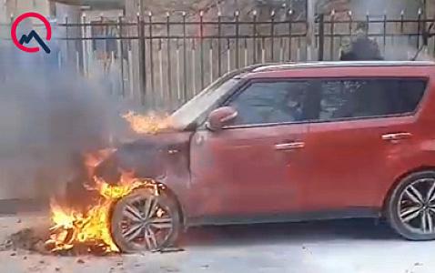 Gecəki tonqal həkimin maşınını yandırdı -