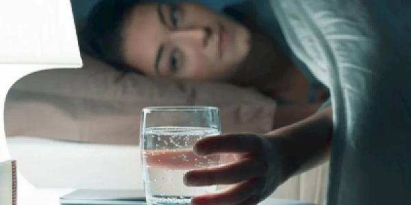 Gecələr yatağınızın yanında su saxlayırsınızsa, diqqət!