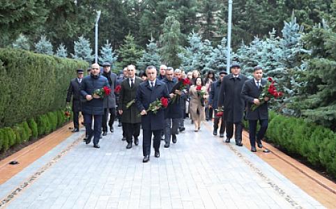Səhiyyə Nazirliyinin rəhbər şəxsləri Heydər Əliyevin məzarını ziyarət ediblər