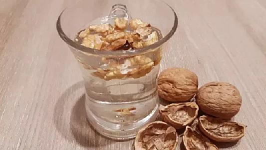 Qozu suda islatmaq faydalıdırmı?