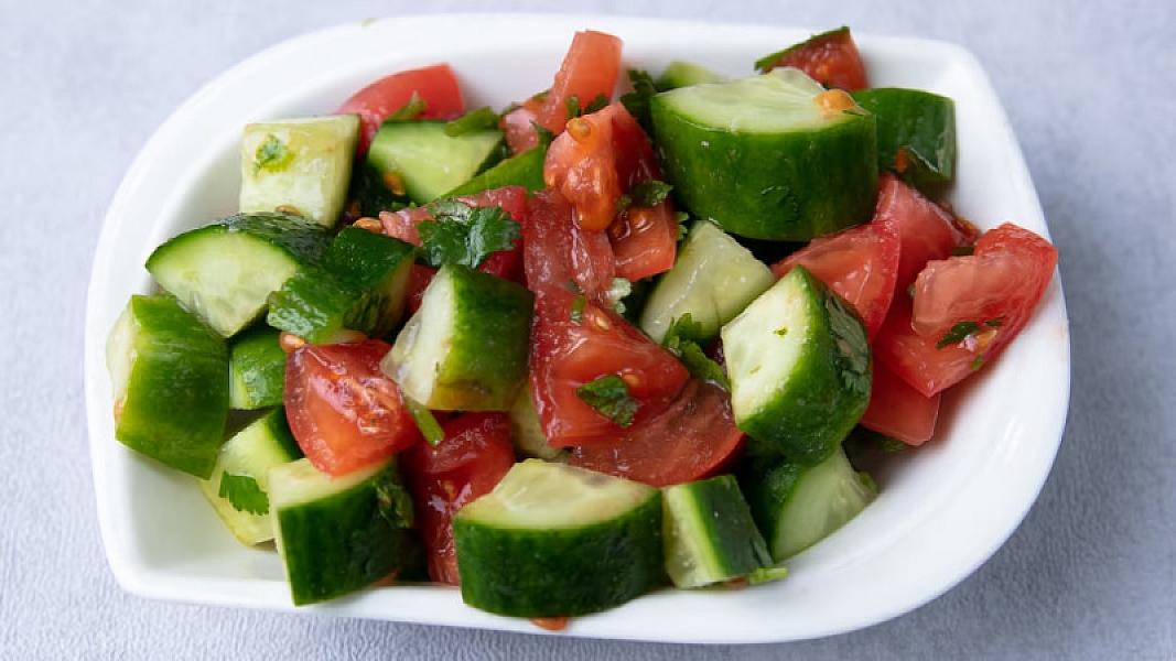 Həkim pomidor və xiyar salatını