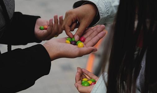 Naməlum şəxslər tərəfindən uşaqlara verilən saqqız