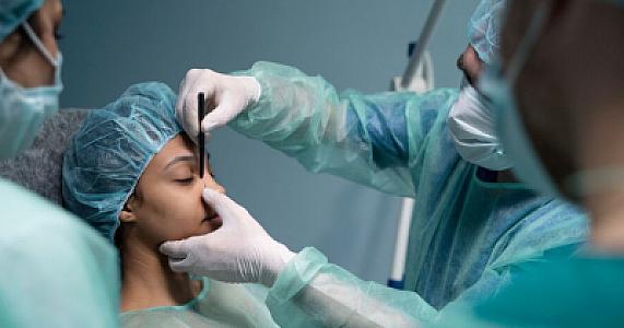 42 plastik cərrahın fəaliyyətinə