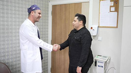 Bu adamın ürəyi sağda,