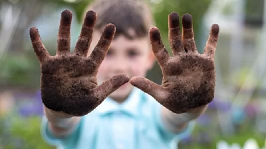Torpaqla, palçıqla oynayan uşaqlar daha sağlam olurlar -