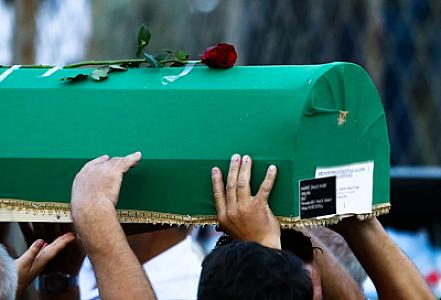 Dəfn olunmağa aparılan qadın yolda