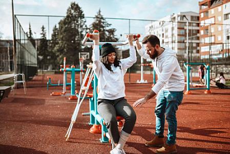 Kişilər ayaq üstə, qadınlar oturarkən nə etməməlidir? –