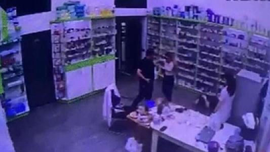 Xanım işçisini döyən aptek müdiri
