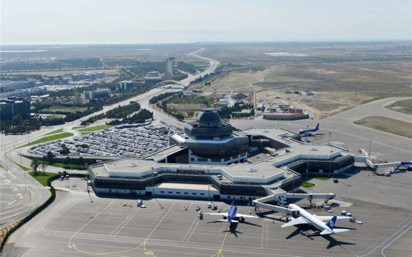 Aeroporta gedənlərin NƏZƏRİNƏ: