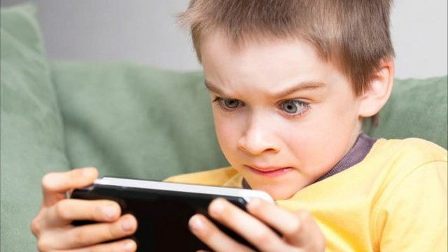 Psixoloq uşağı telefondan ayırmağın